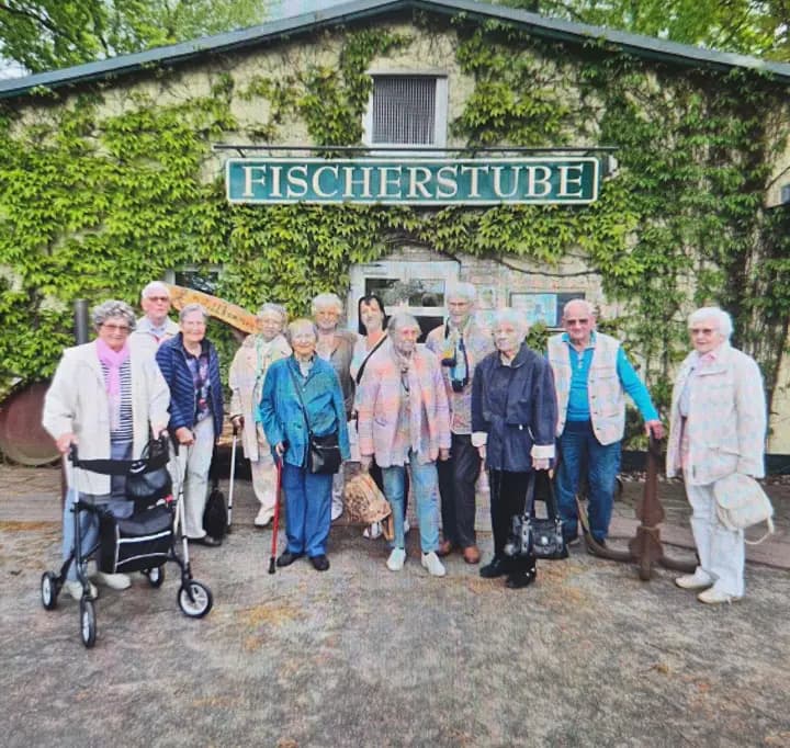 Gruppe von Klienten vor der Fischerstube
