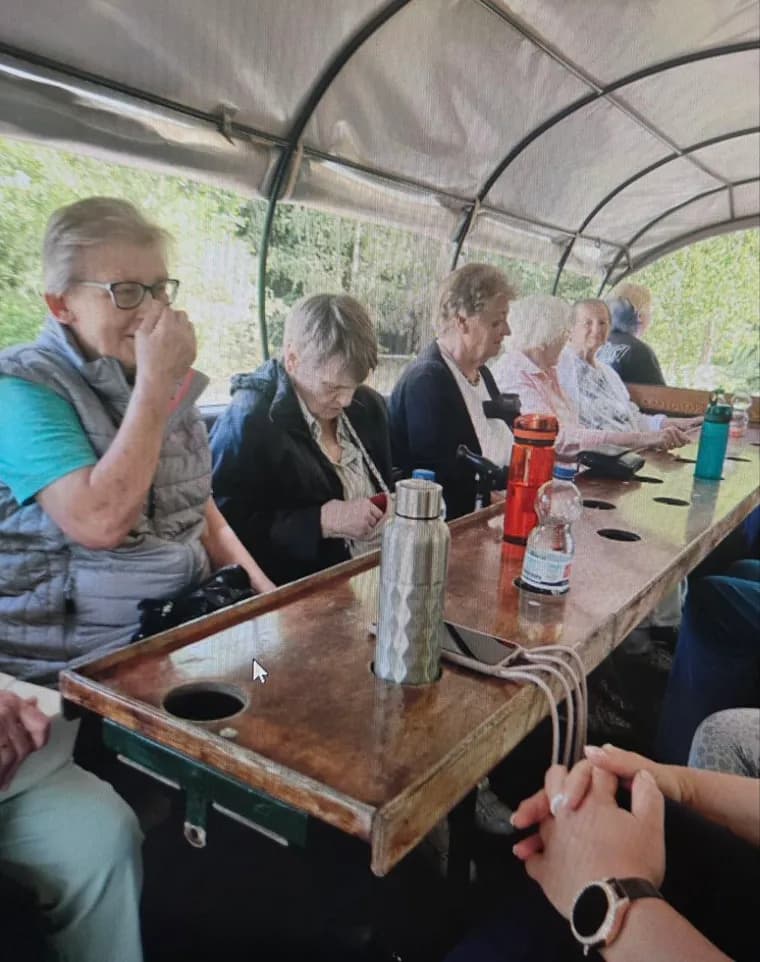 Klienten bei einer Kremserfahrt im Planwagen