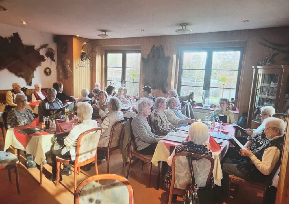 Klienten beim gemeinsamen Essen in einer Gaststube