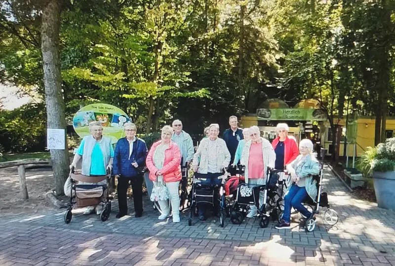 Gruppe von Klienten am Eingang des Zoos