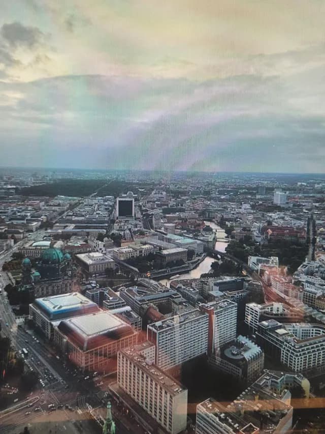 Blick von oben auf die Dächer von Berlin mit Dom und Spree