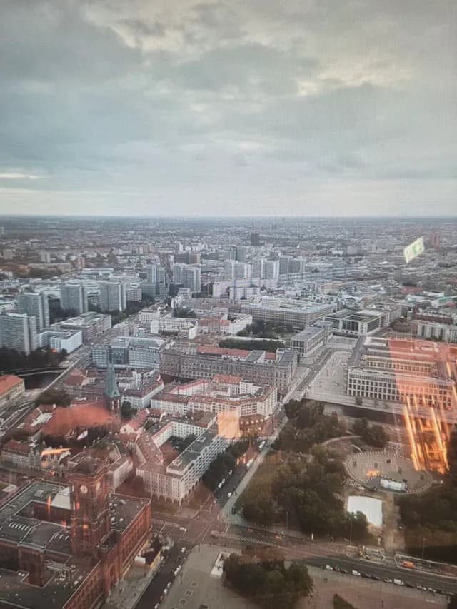 Blick vom Fernsehturm auf Berlin mit dem Roten Rathaus