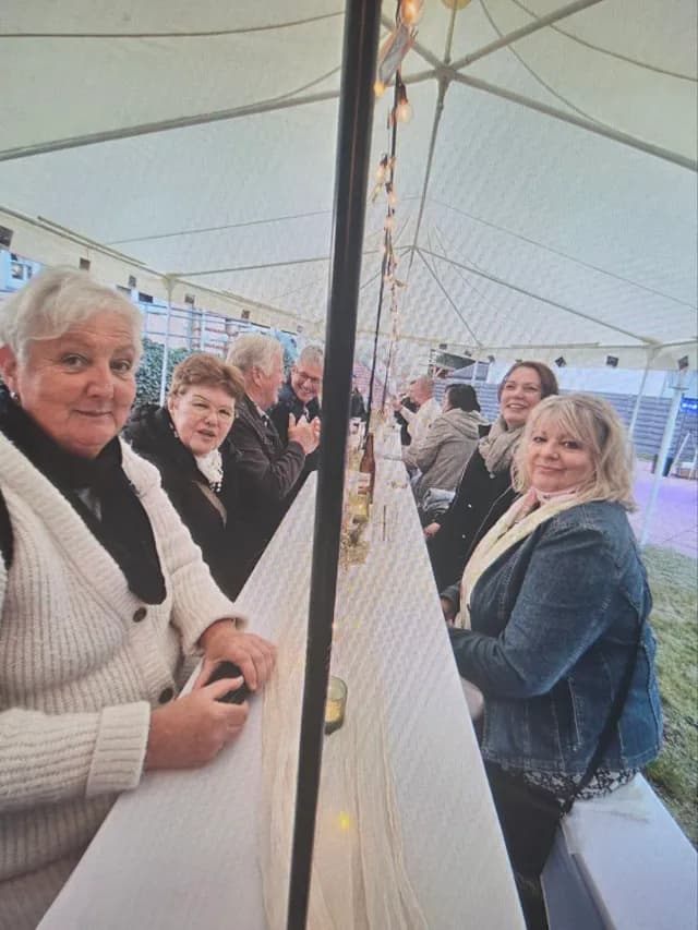 Gäste am Tisch im Festzelt
