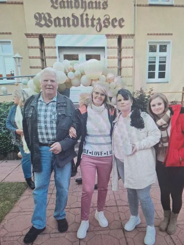 Vier Gäste vor dem Landhaus Wandlitzsee und einer Ballongirlande