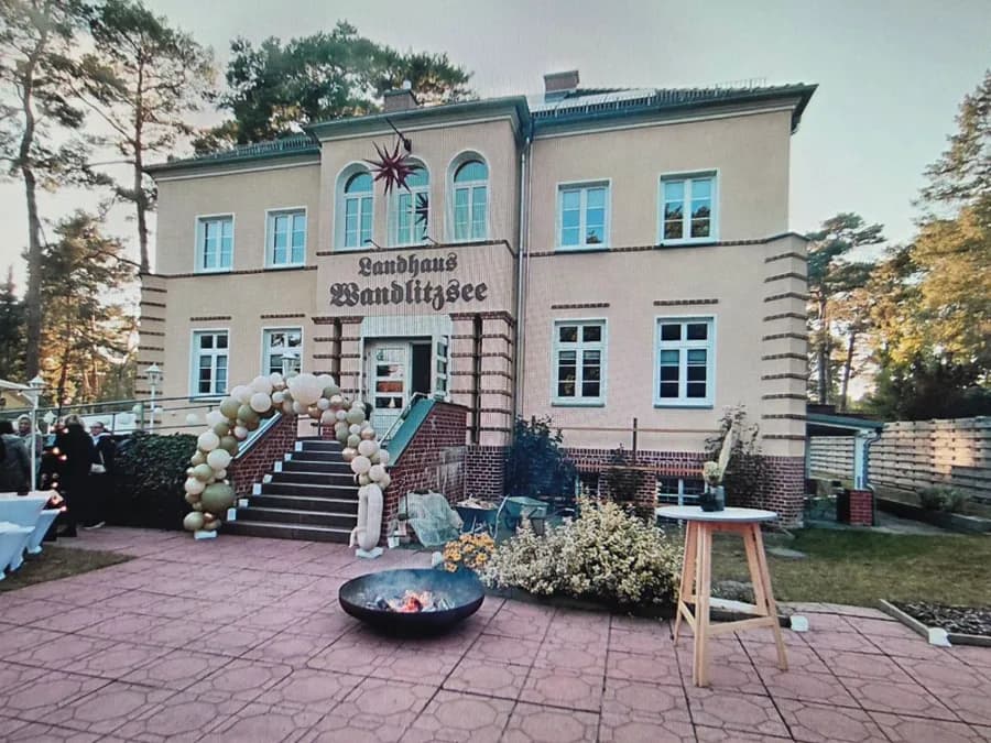 Das Landhaus Wandlitzsee mit Ballongirlande an der Treppe und Feuerschale