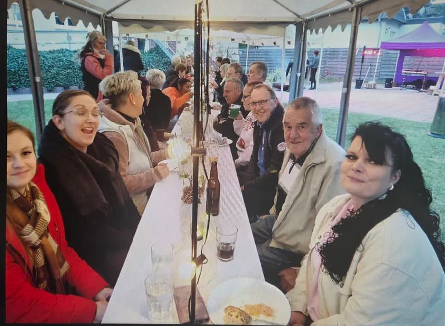Gäste an der langen Tafel im Festzelt