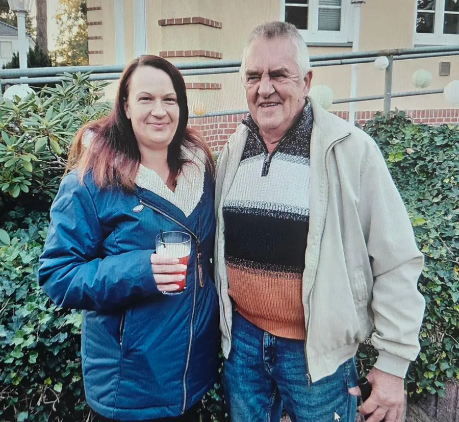 Zwei Gäste im Garten des Landhauses
