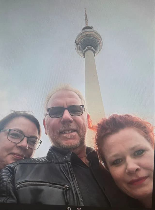 Drei Personen machen ein Selfie vor dem Berliner Fernsehturm