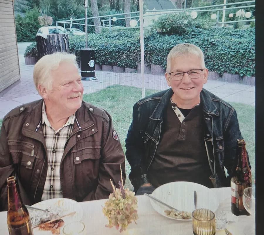 Zwei Gäste sitzen am Tisch im Festzelt