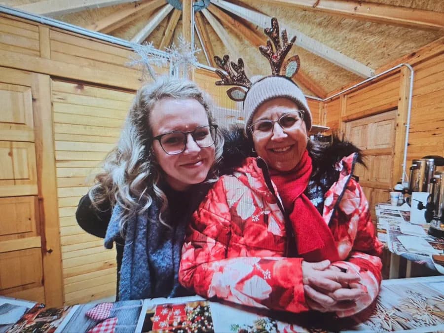 Zwei Helferinnen mit Rentierhaarreif in der Holzhütte